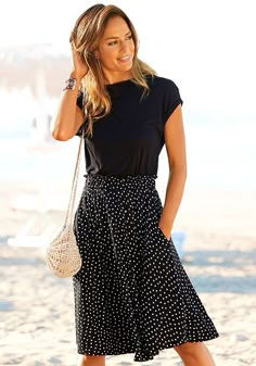 This stylish 2-in-1 look dress is an absolute must-have. Dot Skirt Outfit, Casual Short Sleeve Dress, Rock Outfit, Italy Outfits, 21st Dresses, Polka Dress, Mode Inspo, Work Attire