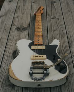 an electric guitar sitting on top of a wooden table