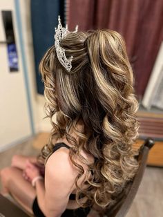 Quince Hairstyles Half Up Half Down Medium Hair, Hair With Tiara Half Up Half Down, Quince Hairstyles Hair Down, Quince Hair Ponytail, Hairstyles For Quinceanera Sister, Quince Hair With Highlights, Half Up Half Down Hairstyles For Quinceanera, Quinceanera Hair Half Up Half Down, Hair With A Tiara