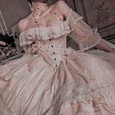 Old Dresses Aesthetic, 1800s Dresses Princesses, Princess Dress Gowns, Old Dress Aesthetic, Dark Academia Ball Gown, Vintage Dresses Aesthetic, 1800 Dress, Simpul Dasi, Princess Dress Fairytale