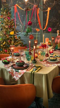 Christmas 2023 Tablescapes, Hipster Christmas Decor, Christmas Tablescapes Colorful, Grandmillenial Christmas Table, Candyland Christmas Centerpiece, Christmas Decor Whimsical, Bright Christmas Table Decor, Christmas Decor Eclectic, Retro Xmas Decorations