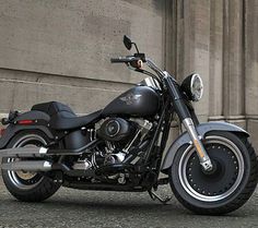 a black motorcycle parked in front of a building