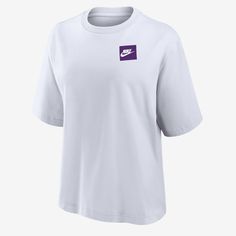 Love sports? Us too. This tee is made with a boxy, comfortable fit and soft cotton fabric. Nike Crewneck, Nike Short, Latest T Shirt, Nike Tshirt, Women Lifestyle, White Nikes, Nike Tops, Grey And White, Black Shirt