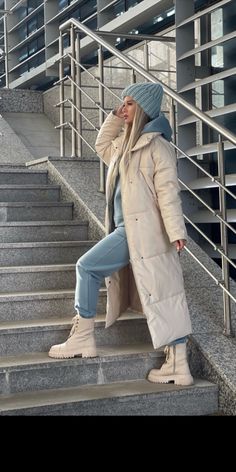 Creme Boots Outfit Winter, Midi Dress And Boots Outfit Winter, Beige Puffer Coat Outfit, Beige Boots Outfit, Stylish Winter Outfits, Winter Fashion Outfits Casual, Cold Outfits, Sweater Trends, Mode Casual