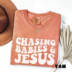 Super comfy shirt with a fun saying.  Chasing Babies and Jesus Comfort Colors Shirt makes a great gift. Comes in many different colors.  Makes a great "oversized" shirt to wear with leggings.    About Comfort Colors® 1717 T-shirt These ultra soft pigment dyed shirts are one of our best sellers, 100% Cotton. ⭐️ 100% ring spun cotton ⭐️ Preshrunk, soft-washed, garment-dyed fabric ⭐️ Set-in sleeves ⭐️ Double-needle stitched sleeves and bottom hem ⭐️ Twill taped shoulder-to-shoulder ⭐️ 1" ribbed col Cute Mom Shirts Vinyl, Diy Mom Shirts, Fun Mom Shirts, Gift Ideas For Moms Christmas, Cricut Vinyl Shirts Ideas, Diy Cricut Shirts, Godly Shirts, Cute Shirt Designs Vinyl, Popular Tshirt Designs