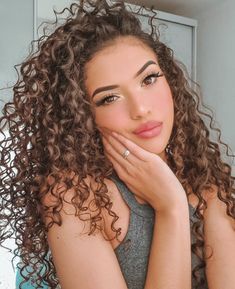 Babosa da Skala Expert é o melhor hidratante baratinho para nutrição e definição dos fios. Curly Hair Pictures, Curly Perm, Curly Girl Method, Beautiful Curls, Hair And Beauty Salon, Hot Hair Styles, Permed Hairstyles