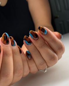 Half Tortoise Nails, Tortoise And Blue Nails, Unique Neutral Nails, Short Halloween Nail Ideas, Gel Nails Ideas Fall, Tortoise Nails Design, Modern Art Nails, Jewel Tone Nails, Tortishell Nails Design