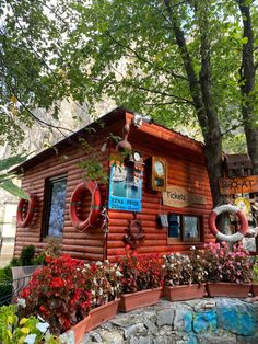 a log cabin is decorated with flowers and life preservers