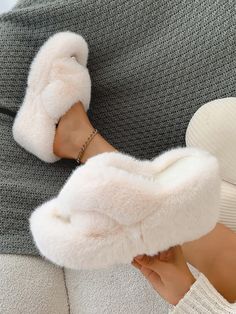 Beis  Collar   Liso  Embellished White Cushioned Platform Slippers, Affordable White Non-slip Platform Slippers, White Fluffy Comfy Slippers, White Thick-bottom Platform Slippers For Summer, Fluffy Beige Winter Slippers, Fluffy Sandals, Slippers Platform, Beige Plain, Wedge Slippers