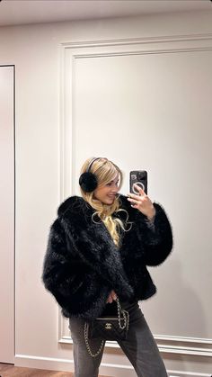 ig: tsepukh_p Black Fur Coat Outfit, Fur Coat Outfit, Black Fur Coat, Fur Coats Women, Instagram Girls, Coat Outfits, Airport Outfit, Winter Fashion Outfits, Winter Looks