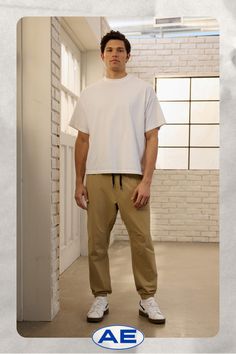 Made with moisture-wicking bi-stretch nylon/Elasticated drawstring waist/Elasticated cuffs/Zip-up pockets White Jeans Men, Athletic Fit Jeans, Dream Jeans, Jean Trends, Relaxed Jeans, Loose Jeans, Medium Wash Jeans, Women Denim Jeans, Light Wash Jeans