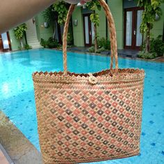 Experience luxury and sustainability with our custom handmade rattan handbags. Free shipping available for a limited time only. Shop now and make a fashion statement. Palm Leaf Bag, Western Style Interior, Rattan Handbags, Unique Handbag, Eco Green, Rattan Bag, Handmade Tote, Bag Stand, Tote Bags Handmade