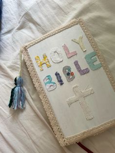 Decorating My Bible Cover, Christian Decor Aesthetic, Decorating Your Bible, Bible Cover Ideas Diy, Bible Decorations Ideas Diy, Bible Decorating Ideas, Decorated Bible Cover Diy, Bible Painting Cover Easy, Bible Makeover