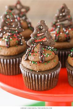 Want to make your own, super festive, Christmas cupcakes this year!? These creative dessert recipes will give you the inspiration you need to bake your own this holiday season! Pretzel Cupcakes, Chocolate Covered Pretzels Christmas, Cinnamon Roll Cupcakes, Hot Chocolate Cupcakes, Crumble Cookie, Frosting Chocolate, Chocolate Covered Pretzel, Christmas Baking Cookies, Creative Dessert Recipes