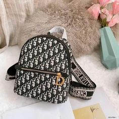 Tas Dior, Tas Lv, Dior Women, Designer School Bags, Foto Baby, Luxury Purses, Fancy Bags, Pretty Bags, Cute Purses