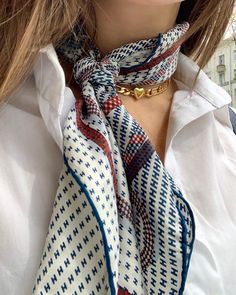 Preppy Chic Outfits, Pretty Desserts, Trendy Outfit Inspo, Hermes Scarf, Valentine Treats, How To Wear Scarves, Bijoux Diy, Spring Summer Outfits