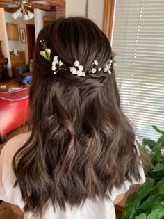 Prom Hairstyles Half Up Half Down Mid Length Hair, Hairstyles For Medium Length Hair With Flowers, Beach Wave Wedding Hair Medium Length, Soft Curls For Short Hair Wedding, Mid Length Curls Wedding, Prom Hair For Mid Length Hair, Mid Length Prom Hair, Prom Hair Flowers, Prom Hair Mid Length