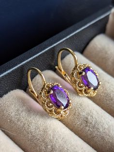 Superb pair of sleeper earrings in 18k/750 thousandths yellow gold centered with oval amethysts in an openwork decor of twisted wire and gold beads. The hinges work well, opening and closing without problem. With sleeper earrings, you always have to put them on delicately - don't worry, you do it automatically and instinctively. Period approximately: 20th Material: 18k gold - stamped 750 and tested weight: 3.88 g Amethyst Size: 8X6mm approx (estimated at 1 carat each, approx for a total of 2 car Plum And Gold Hair Jewelry, Sleeper Earrings, Twisted Wire, Amethyst Earrings, 1 Carat, Gold Beads, Don't Worry, Hinges, Beautiful Jewelry