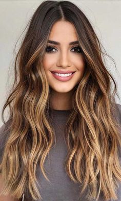 Hair Highlights Golden, Highlights Golden, Golden Brown Hair Color, Golden Brown Hair, Caramel Hair, Brown Hair Balayage, Dark Blonde Hair, Trendy Hair Color