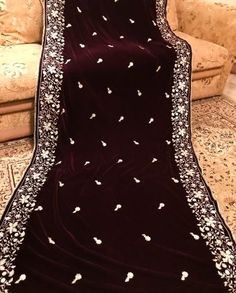 Velvet Shawls Embroidery, Designing Blouse, Velvet Shawls, Dabka Work, Designer Shawl, Velvet Saree, Bandhani Dress, Bridal Dupatta, Kashmiri Shawls