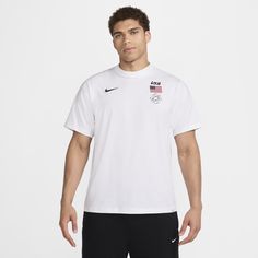 This top is specifically designed to help you move. This sweat-wicking USA shirt features heavyweight fabric with added stretch, double-layered shoulders and a loose fit. Atom Design, Tshirt Nike, Perpetual Motion, Usa Shirt, Men T Shirt, Sports Top, Mens Activewear, Moisture Wicking Fabric, Men's Nike