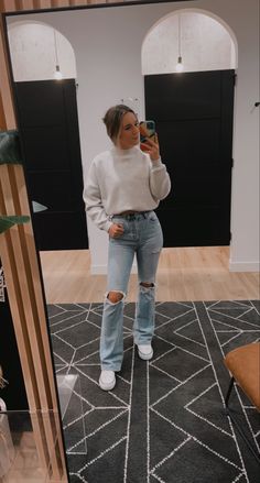 Fall Outfits With Straight Leg Jeans, Straight Leg Jean Outfits Winter, Fall Outfit Flare Jeans, Flare Jeans With Converse, Platform Converse Outfit Winter, Crewneck And Jeans Outfit, Jeans And Crewneck Outfit, Fall Flare Jeans Outfit, Outfits With Crewneck