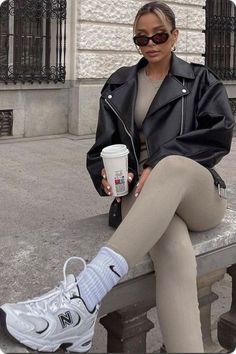 Sporty Chic Outfits, Modele Fitness, New Balance Outfit, Look Legging, Leggings Outfits, Pastel Outfit, Winter Fashion Outfits Casual, Cold Outfits, Looks Street Style