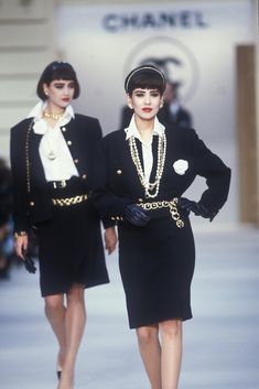 Vintage Runway Fashion, 1980’s Fashion, Chanel Style Jacket, Coco Chanel Fashion, Chanel Runway, 90s Runway Fashion, Original Supermodels, Mode Chanel, Chanel Style