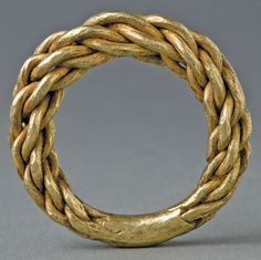 a gold ring made out of rope is shown