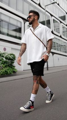 Mens Converse Outfit Street Style, Converse Outfit Summer, Bali 2023, Festival Outfits Men, Bespoke Suits, Black Outfit Men, Pose Fotografi