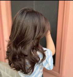 Cute Hair Cuts For Girls Medium, Hair Cut Ideas 2023 Medium Length, Hair Cuts Inspo Layers, Hair Cuts Girls Medium, Layered Hair Inspo Medium Length, 90s Soft Layers, Layers Hair Wavy, Layer Haircut Wavy Hair, Medium Hair Soft Layers