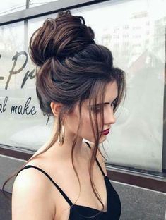 Acconciature capelli Primavera/Estate 2019: capelli sempre più alla moda Prom Hairstyles For Short Hair, Prom Hairstyles For Long Hair, High Bun, Elegant Hair, Messy Bun Hairstyles, Hair Fashion, Wedding Hairstyles For Long Hair, Homecoming Hairstyles, Messy Bun