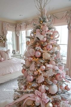 Pink Christmas Tree Aesthetic, Baddie Princess, Cute Christmas Stuff, Xmas Aesthetic, Girly Winter, Christmas Tree Idea, Decorating Christmas Trees, Christmas Tree Designs