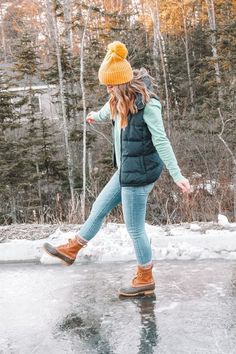 Grey Beanie Outfit Winter Style, Maine Womens Fashion, Fall Beanie Outfits For Women, Alaskan Outfits Winter, Cute Beanie Outfits Winter Casual, Toboggan Outfit, Maine Outfits Winter, Womens Cold Weather Fashion, Styling A Beanie