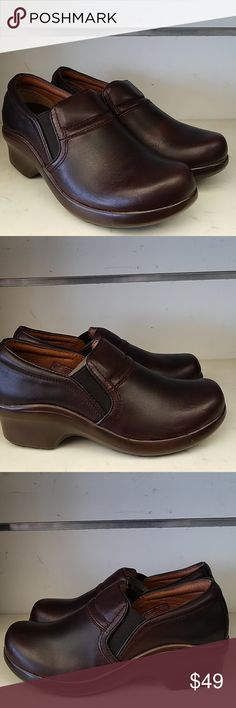 New Women's Ariat 10010241 Sutter leather Clog Brand New in the box.Women's Ariat style # 10010241 Sutter Clog. The Sutter clog is a superb dress shoe for women spending a lot of time on her feet.The duratread rubber outsole wont slip,mark,or stain, and it offers shock- absorbing protection with every step. Ariat Shoes Mules & Clogs Formal Slip-on Clogs With Reinforced Heel, Leather Footbed Slip-on Clogs For Workwear, Slip-on Clogs With Leather Footbed For Work, Workwear Slip-on Clogs With Leather Footbed, Brown Slip-on Clogs For Workwear, Workwear Slip-on Clogs With Removable Insole, Casual Workwear Clogs With Reinforced Heel, Brown Clogs With Removable Insole For Work, Slip-on Closed Toe Clogs For Work