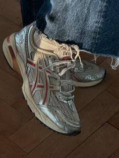 Vintage Asics Sneakers, Street Shoes Sneakers, Asics Silver Sneakers, Asics Shoes Outfit, Asics Aesthetic, Asics Streetwear, Silver Asics, Asics Outfit, Vintage Shoes Sneakers