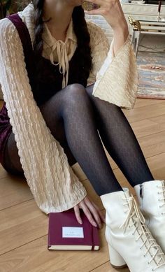 White Lace Boots, Whimsigoth Style, Ugly Dresses, Witchy Fashion, Purple Outfits, Purple Velvet, Mode Inspo, Outfit Winter, Outfits Winter