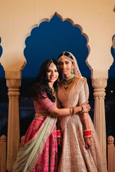 Bride And Sister Pictures Indian, Bridesmaid Poses, Bridesmaid Pictures, Bridesmaid Photoshoot, Sister Of The Bride, Sisters Photoshoot Poses, Indian Wedding Poses, Bride Photos Poses