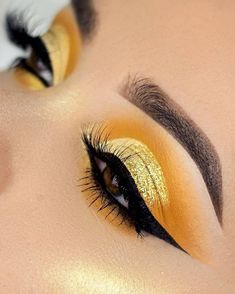 Monochromatic Makeup, Yellow Eye Makeup, Cut Crease Eyeshadow, Drag Make-up, Yellow Makeup, Yellow Eyeshadow, Dramatic Eye Makeup, Glitter Eye Makeup