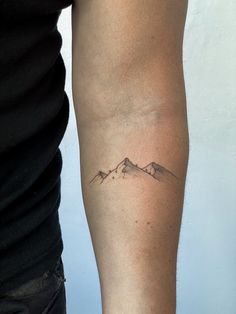 Татуировка гор Moutain Tattoos, Fearless Tattoo, Tattoo Over Scar, Tattoo Aftercare, Minimalist Tattoos, Matching Tattoo, Got Your Back