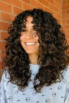 This fun curly hairstyle has lots of volume with layers that flow nicely around the face, giving a bubbly and three-dimensional look. Each curled section pops out and bounces, showing off the natural feel and bounce of curly hair that makes it so entertaining to see. The layers that frame the face work together well to - Click to see more of Revamping Your Curls: 30 Delightful Face-Framing Layers to Try in 2024 and follow us for more hairstyle ideas. // Photo Credit: Instagram @hairbyreema Curly Haircuts With Face Framing Layers, Face Framing On Curly Hair, Naturally Curly Face Framing Layers, Long Layers Curly Hair Face Framing, Curly Hair Face Framing Pieces, Volume Curly Haircut, Curly Haircut Face Framing, Face Framing Curtain Bangs On Curly Hair