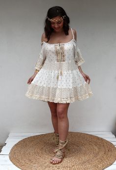 This dress inspired by ancient Greece is a beautiful off-white summer dress with ivory lace and lined inside with a drawstring at the top in a wide line with gold details and is one size RETURN POLICY The Returns to dresses are not accepted We do not accept returns or exchanges. Unable to return or exchange the following items due to their nature Intimate items (for health / hygiene reasons) Cette robe inspirée de la Grèce antique est une belle robe d'été blanc cassé avec de la dentelle ivoire e Bohemian White Maxi Dress With Lace Patchwork, White Bohemian Maxi Dress With Lace Patchwork, Flowy Lace Patchwork Beach Dresses, Beige Lace Patchwork Dresses For Summer, Bohemian Beach Dress With Lace Patchwork, Bohemian Beach Cover-up Dress With Lace Patchwork, Bohemian Beach Dress With Lace Sleeves, Bohemian Beige Mini Dress For Beach Cover-up, Summer Dresses With Lace Sleeves