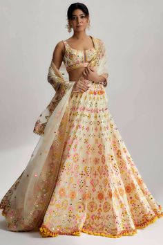 The anika mela lehenga set showcases a stunning fabric that is a true embodiment of elegance and craftsmanship. This exquisite lehenga set is adorned with intricate hand and machine embroidery, meticulously created by skilled artisans. The embroidery features a blend of delicate sequins and colorful threadwork, resulting in a mesmerizing tapestry of patterns and designs. Gopi Vaid, Simple Lehenga, Indian Outfits Lehenga, Indian Bridal Photos, Lehenga Designs Simple, Traditional Indian Dress, Indian Dresses Traditional, Traditional Indian Outfits, Desi Clothes