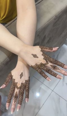 Mehndi Design For Beginners, Short Mehndi Design, Henna Designs Wrist, Tato Henna, Finger Henna Designs, Design For Beginners, Simple Henna Tattoo, Latest Henna Designs, Very Simple Mehndi Designs