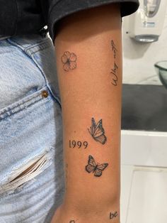 Tattoo sticker sleeve Mangas Tattoo, Butterfly Tattoos On Arm, Simple Arm Tattoos, Archeological Sites, Basic Tattoos, Sticker Tattoo, Hand And Finger Tattoos, Woman Tattoo, Tattoos For Women Half Sleeve