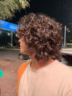 Long Wavy Curly Hair Men, Curly Hair Back View, Hair Back View, Boyfriend Haircut, Long Layered Curly Hair, Layered Curly Haircuts, V Shaped Haircut, Brown Hair Men