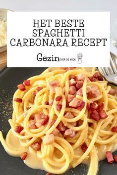 a plate of spaghetti with bacon on top and the words, het beste spagettti carbonara recipe gezi