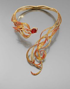 Lorenz Baumer, Phoenix necklace | yellow gold set with sapphires weighing 7.93 cts. (photo Artcurial) More Lava Dress, Bijoux Art Deco, Oc Aesthetic, Bijoux Art Nouveau, Phoenix Necklace, Fantasy Dresses, Bird Jewelry, Sapphire Necklace, Fantasy Jewelry