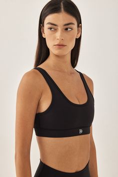 Dé round neck bra has a second-skin fit and feel, made from a stretchy supportive fabric. Features a round neckline with thick straps and an under bust waistband for optimal support, offers great support for a larger bust. Features flat lock stitches. Reflector logo on the side and a fitnéss club signature at the back. Complete the set with a matching color fitnéss club bottom and a chino cap for the ultimate workout ready look. 78% Polyester 22% Spandex Color: Black Care: Machine wash cold. Was Second Skin Bra, Ultimate Workout, Sweaters Knitwear, Large Bust, Second Skin, Skirt Pants, Tank Shirt, Shirt Jacket, Denim Dress