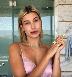 Hailey Baldwin Hair, Cropped Pixie, Hairstyles Female, Hailey Rhode Baldwin, Dry Skin Routine, Hailey Baldwin Style, Make Up Tutorial, Long Pixie, Pixie Styles